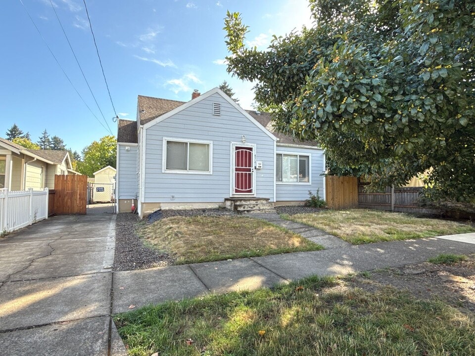 672 Breys Ave NE in Salem, OR - Building Photo