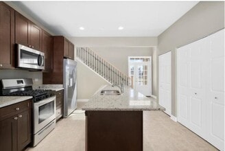 713 Verandah Dr, Unit 07205 in Hanover Park, IL - Foto de edificio - Building Photo