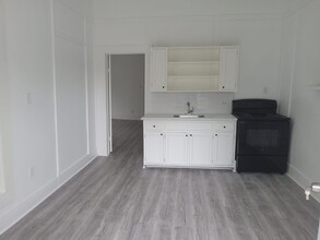 690 Avenue E-Unit -B in Beaumont, TX - Building Photo - Building Photo