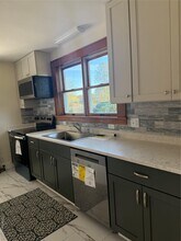 242 Deep Hole Rd in Riverhead, NY - Building Photo - Building Photo