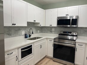 7661 18th Way N in St. Petersburg, FL - Building Photo - Building Photo