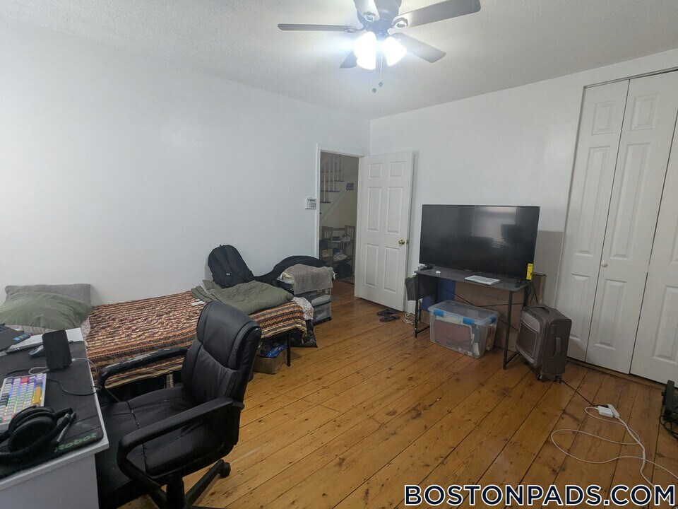 247 Roxbury St, Unit 2 in Boston, MA - Building Photo