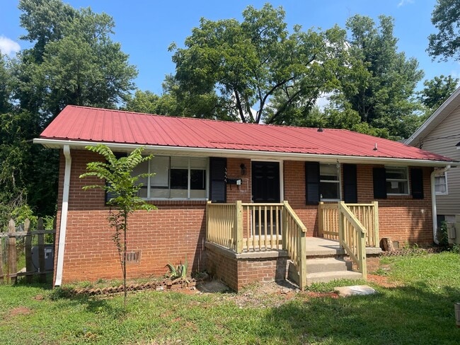 1977 Bloomfield Dr in Winston-Salem, NC - Building Photo - Building Photo