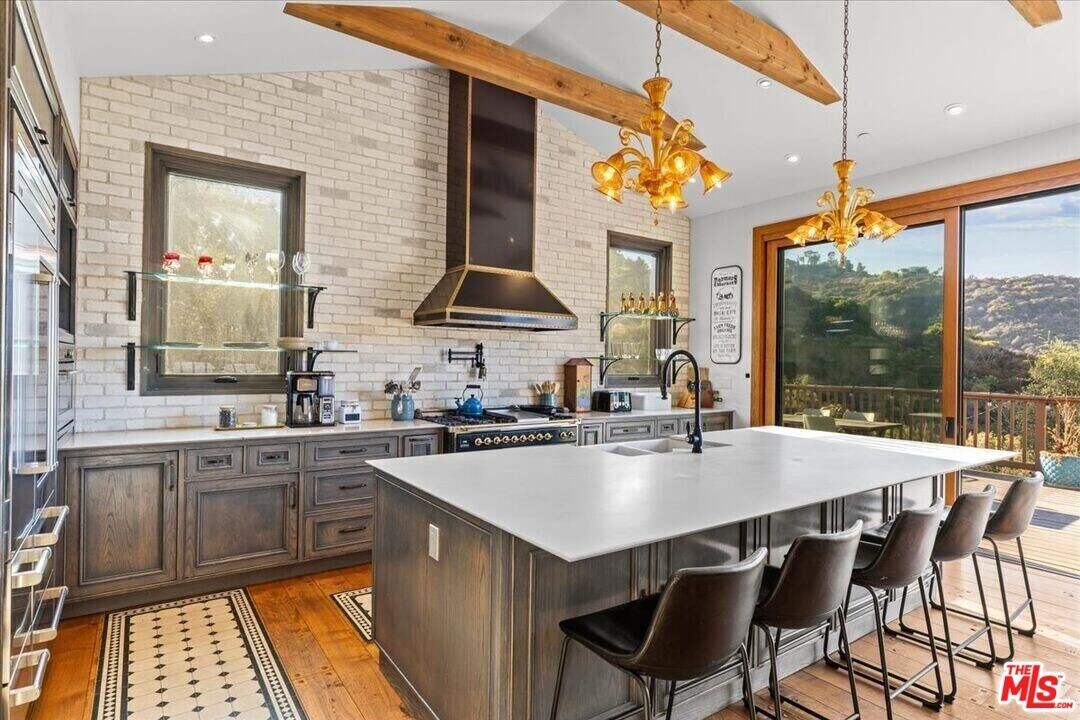 2373 Tuna Canyon Rd in Topanga, CA - Building Photo