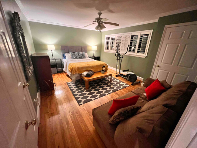 property at 921 Brentwood Dr