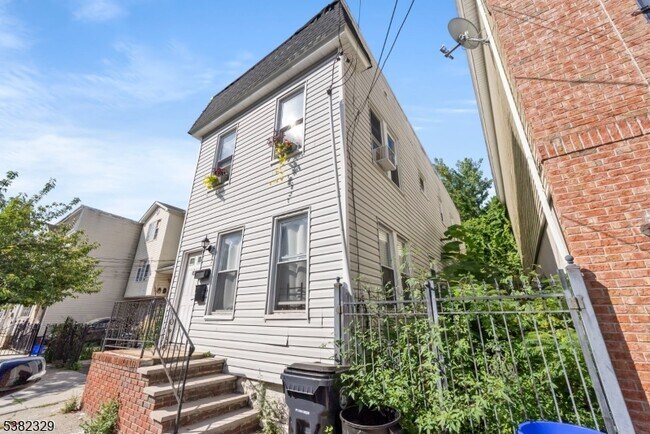 45 Blum St in Newark, NJ - Building Photo - Building Photo