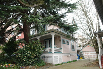 2155 NW Glisan St in Portland, OR - Building Photo - Building Photo