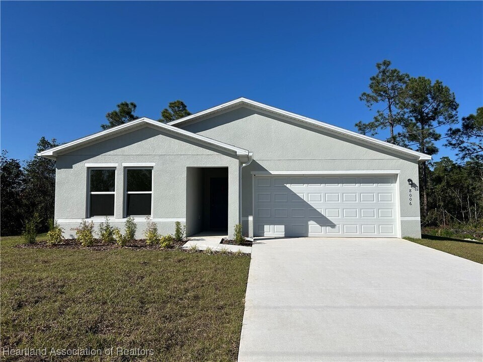 8006 Bernal Dr in Sebring, FL - Building Photo
