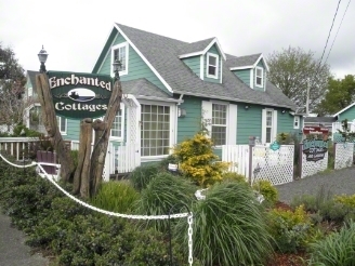 Enchanted Cottages in Seaview, WA - Building Photo