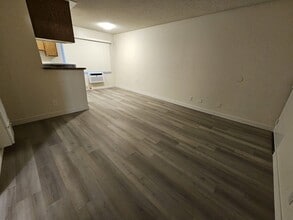 Commerce-10042 in Tujunga, CA - Building Photo - Building Photo