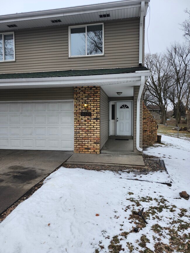 6221 Boone Ave N in Minneapolis, MN - Building Photo - Building Photo