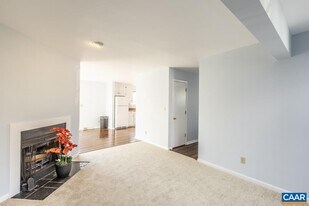 1216 Chatham Rdg in Charlottesville, VA - Building Photo