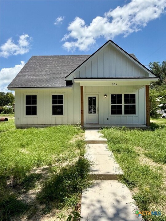 506 N Crockett Ave in Cameron, TX - Building Photo
