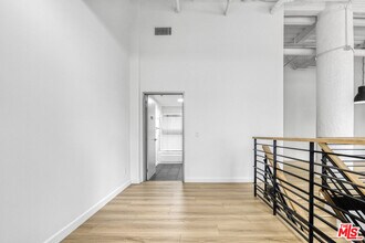 330 W 11th St in Los Angeles, CA - Building Photo - Building Photo