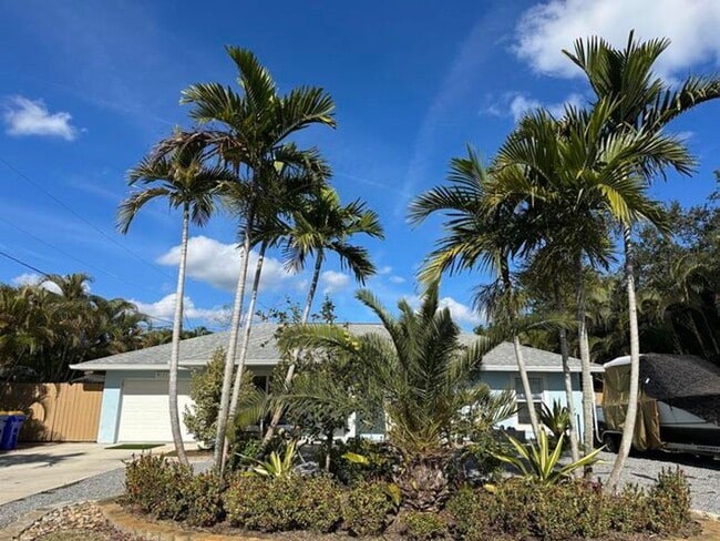 8171 SE Evergreen St in Hobe Sound, FL - Building Photo - Building Photo