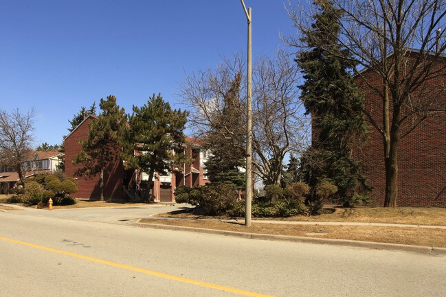 300-350 Simonston Blvd in Markham, ON - Building Photo - Building Photo