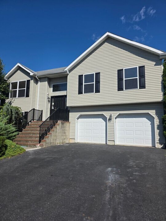 19 Sally St in Howell, NJ - Building Photo
