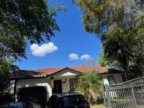5735 SW 46th Terrace in Miami, FL - Building Photo - Building Photo