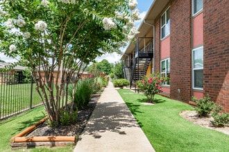 Grand Off Western in Oklahoma City, OK - Building Photo - Building Photo