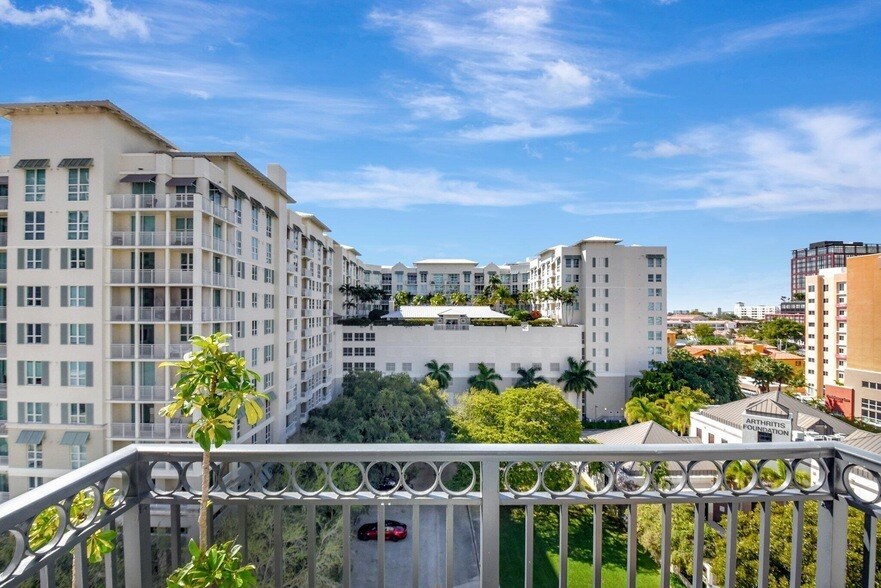 600 S Dixie Hwy, Unit 827 in West Palm Beach, FL - Building Photo
