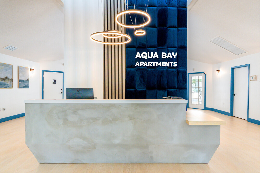 Aqua Bay in Naples, FL - Foto de edificio