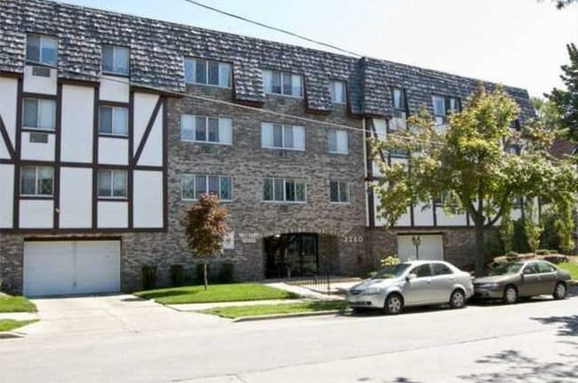 2260 N Summit Ave, Unit 109 in Milwaukee, WI - Building Photo - Building Photo