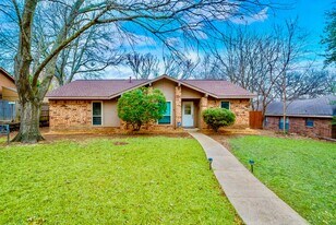 425 Country View Ln in Garland, TX - Building Photo