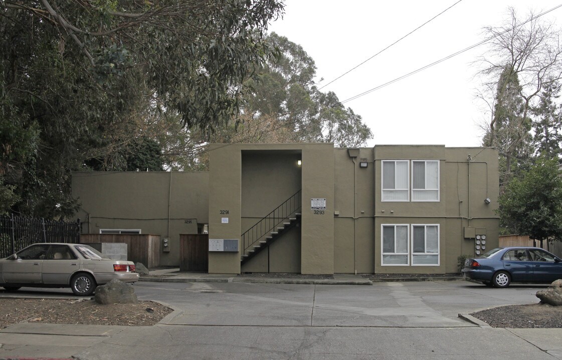 3291-3293 Lynde St in Oakland, CA - Building Photo