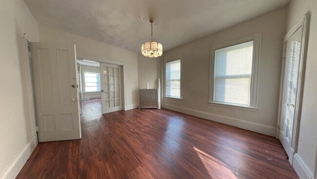 206 Byron St, Unit 1 in Boston, MA - Foto de edificio - Building Photo