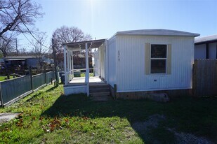 8979 Gladewood in Willis, TX - Building Photo