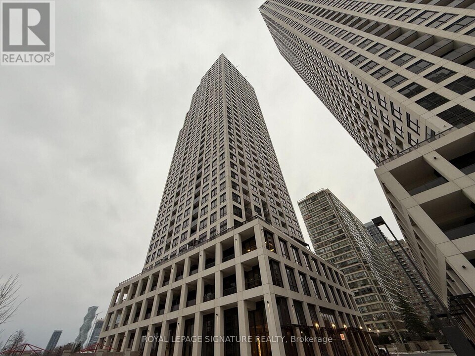 36 Elm Dr W in Mississauga, ON - Building Photo