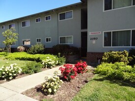 2070 Latham St, Unit 09 in Mountain View, CA - Building Photo
