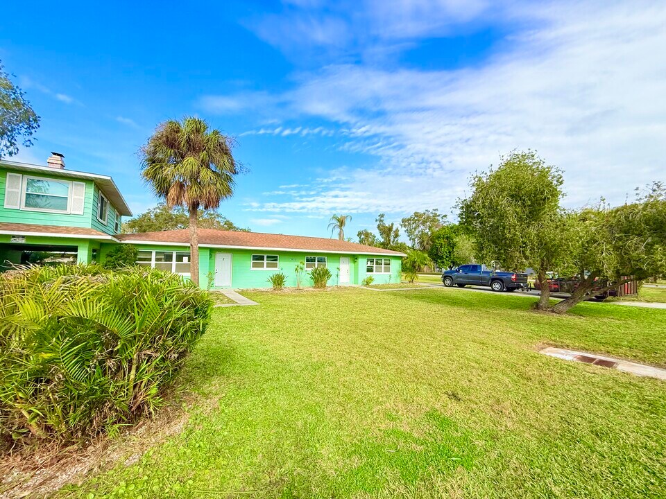 7000 Hibiscus Ave S., Unit 3 in South Pasadena, FL - Foto de edificio