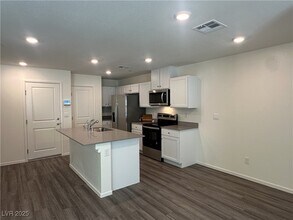 9927 Saffron Hls St in Las Vegas, NV - Building Photo - Building Photo