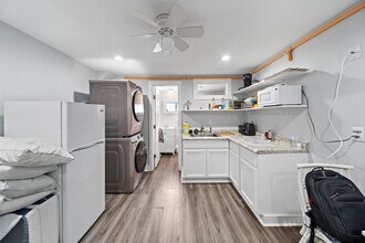 609 Sealy Ave-Unit -5 in Galveston, TX - Building Photo - Building Photo