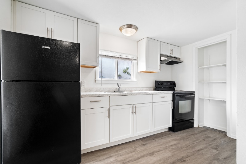 102 S West St in Alexandria, IN - Foto de edificio