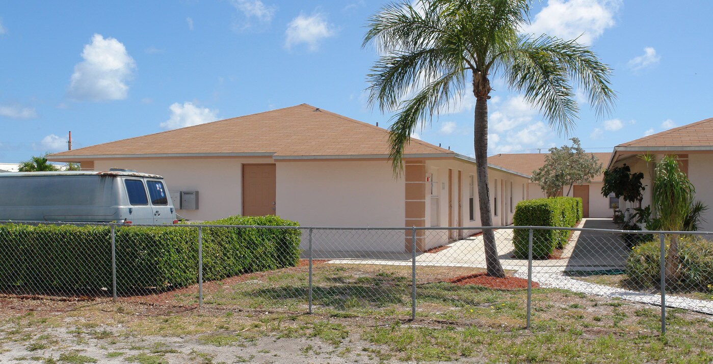 Palm Tree Apartments in Pompano Beach, FL - Building Photo