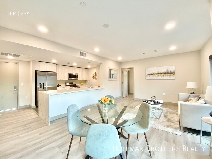 1530 Brockton Ave in Los Angeles, CA - Building Photo
