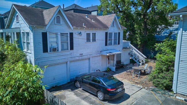 property at 1133 W Clay St