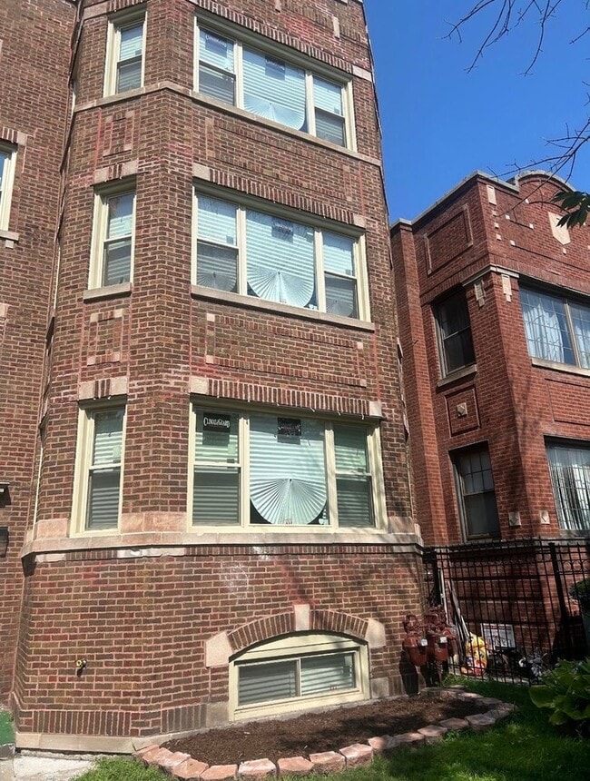 7730 S Cornell Ave in Chicago, IL - Foto de edificio - Building Photo