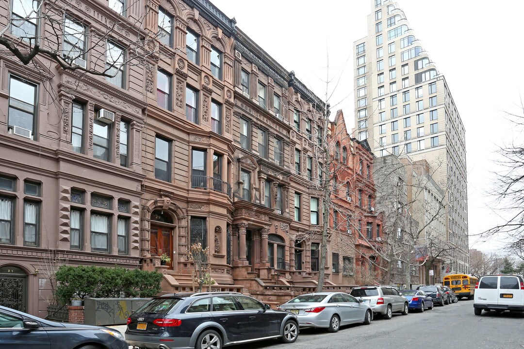 27 W 88th St in New York, NY - Building Photo