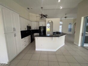 1024 SE 5th Terrace in Cape Coral, FL - Foto de edificio - Building Photo