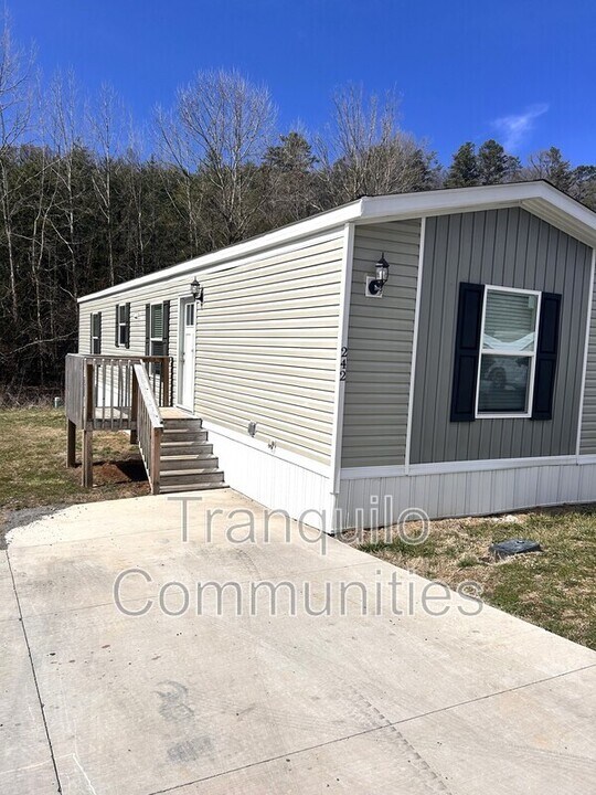 242 Gooch Ln in Maynardville, TN - Building Photo