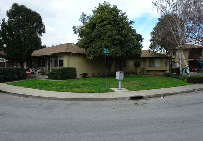 1118 Ayala Dr in Sunnyvale, CA - Foto de edificio - Building Photo