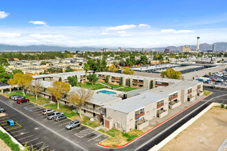 Pennwood Place in Las Vegas, NV - Building Photo - Building Photo