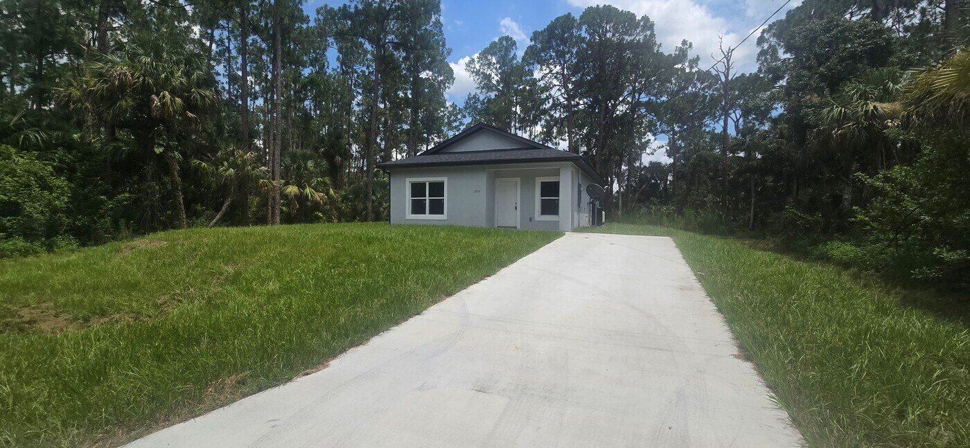 3517 49th St W in Lehigh Acres, FL - Building Photo