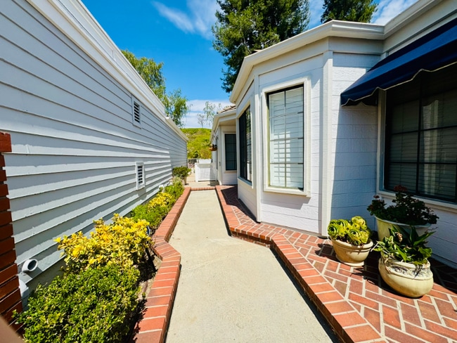 28385 Borgona in Mission Viejo, CA - Foto de edificio - Building Photo