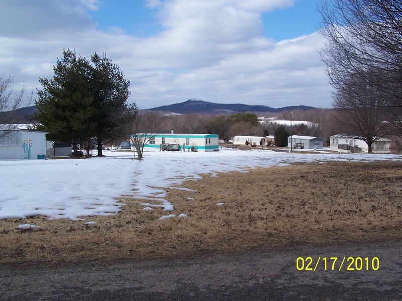 Deerfield Village Mobile Home Park in Ridgeway, VA - Foto de edificio