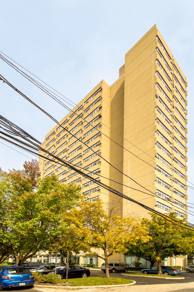 Mills Park Tower in Oak Park, IL - Building Photo - Building Photo