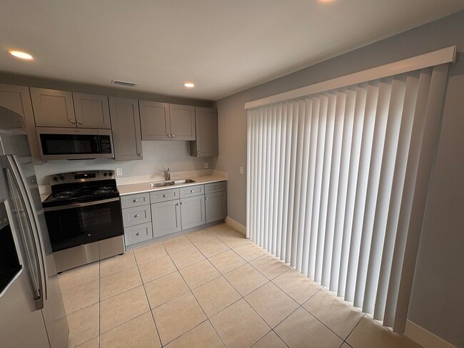 4593 Coconut Rd in Lake Worth Beach, FL - Building Photo - Building Photo